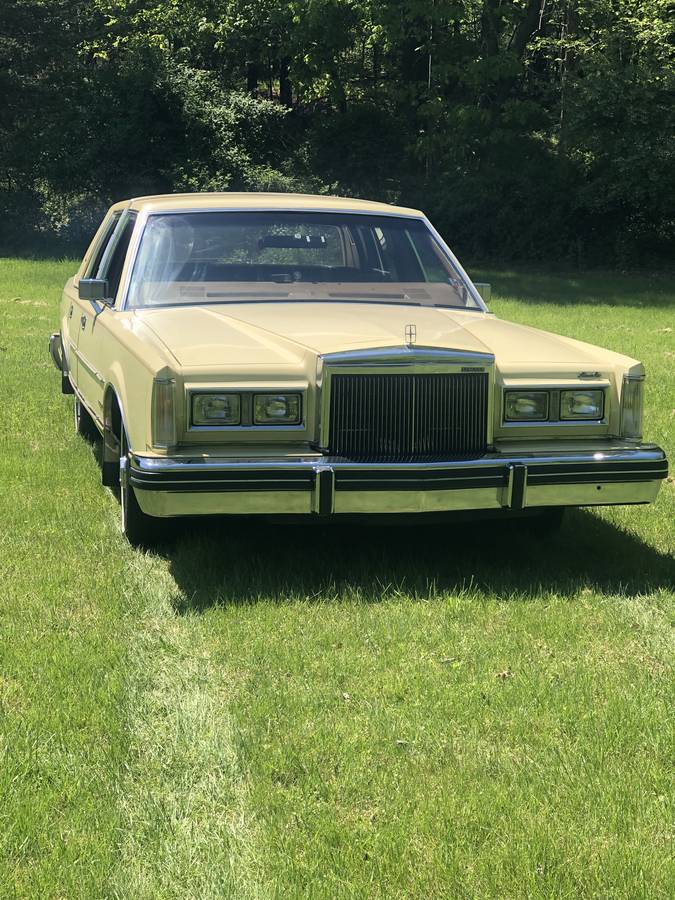 Lincoln-town-car-signature-series-1981-yellow