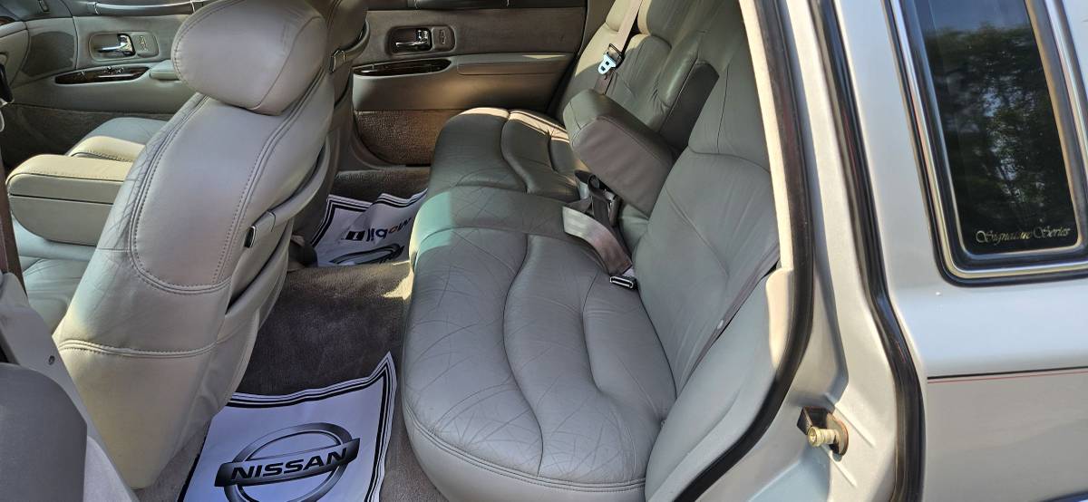 Lincoln-town-car-signature-spinnaker-edition-1995-silver-13
