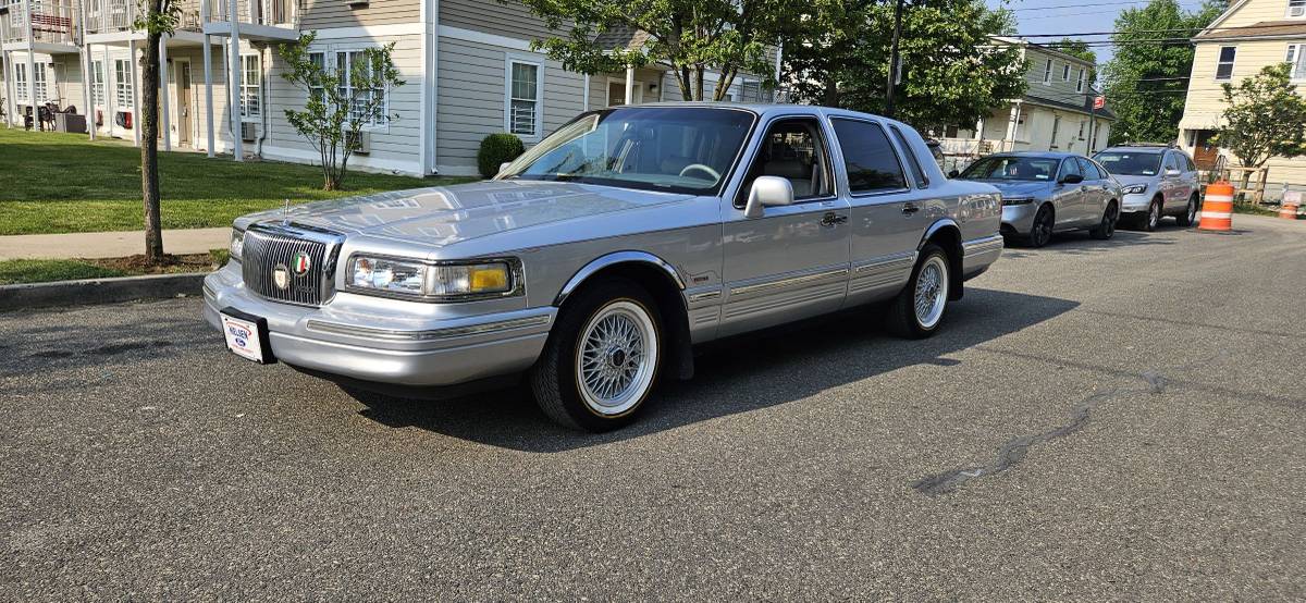 Lincoln-town-car-signature-spinnaker-edition-1995-silver-23