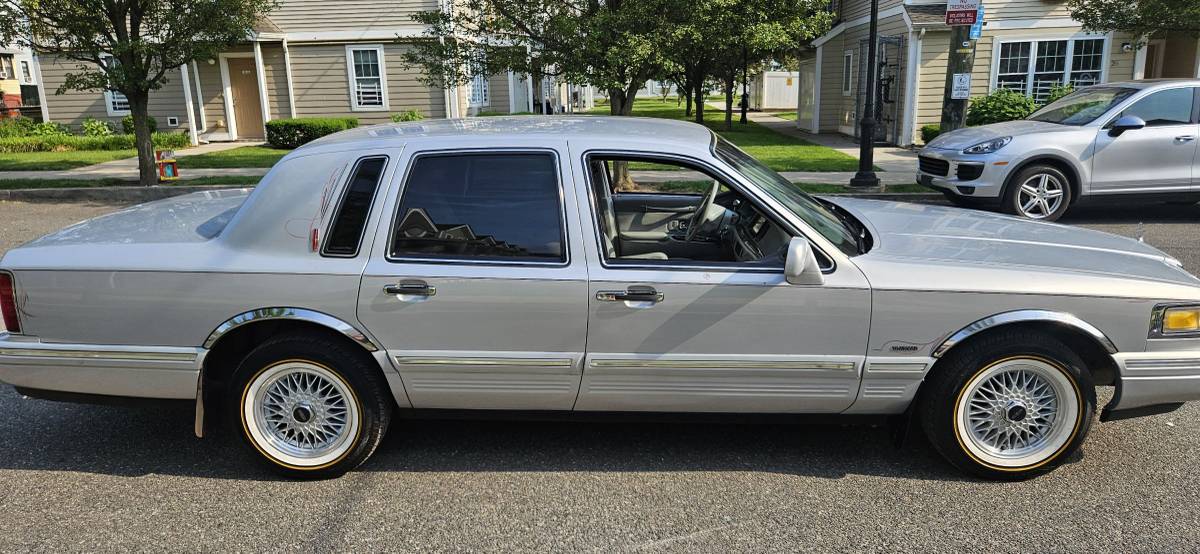 Lincoln-town-car-signature-spinnaker-edition-1995-silver-9