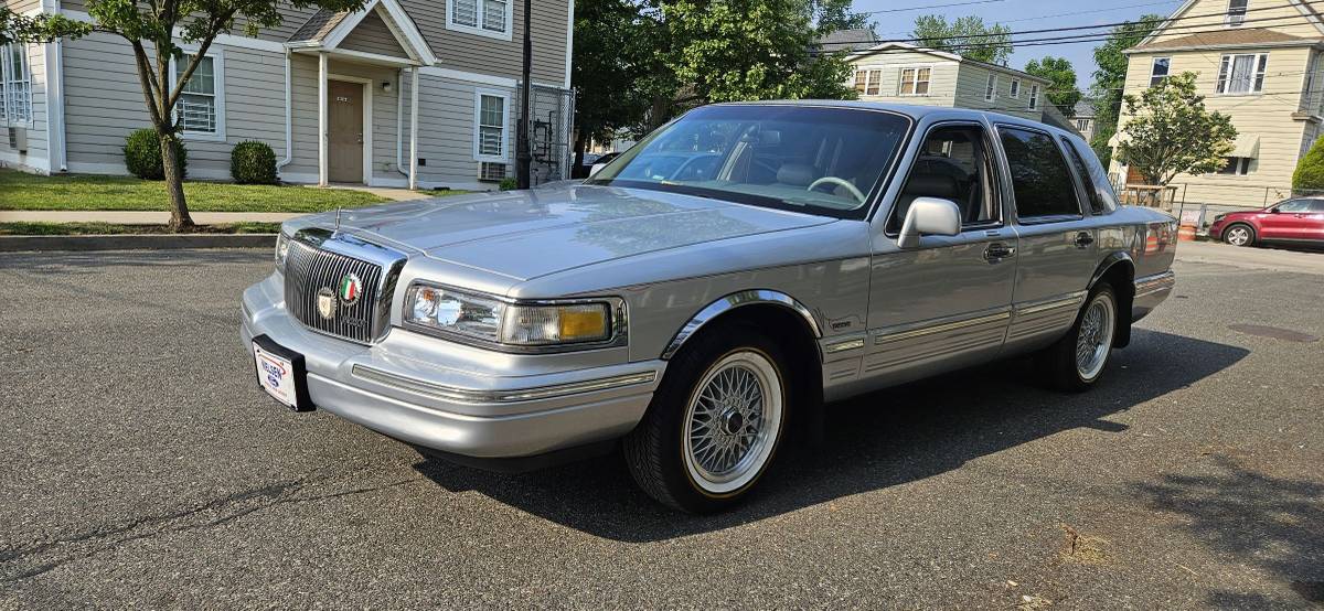 Lincoln-town-car-signature-spinnaker-edition-1995-silver