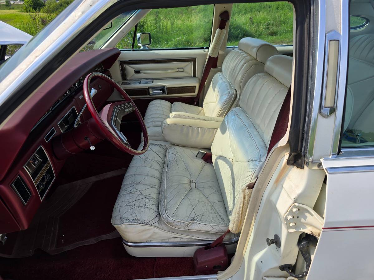 Lincoln-towncar-1976-18