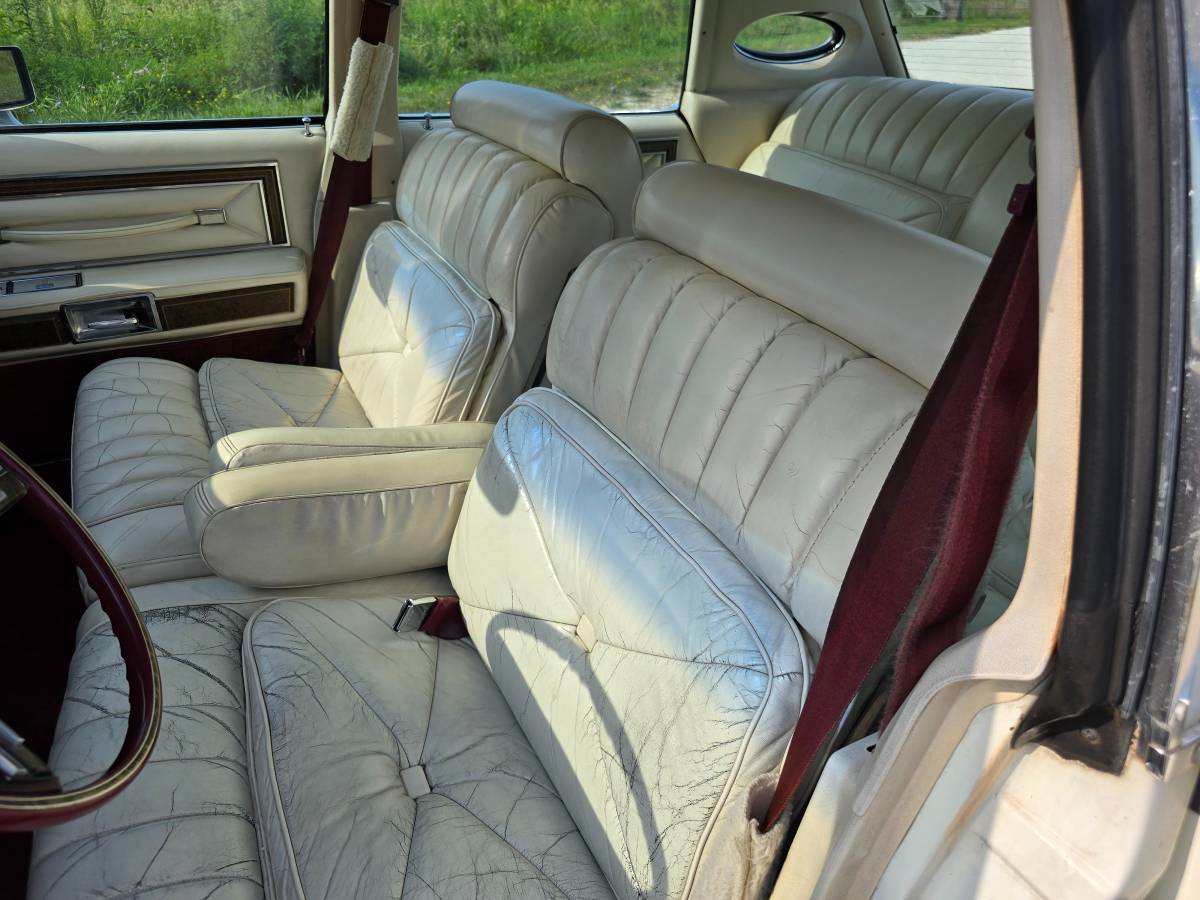 Lincoln-towncar-1976-19