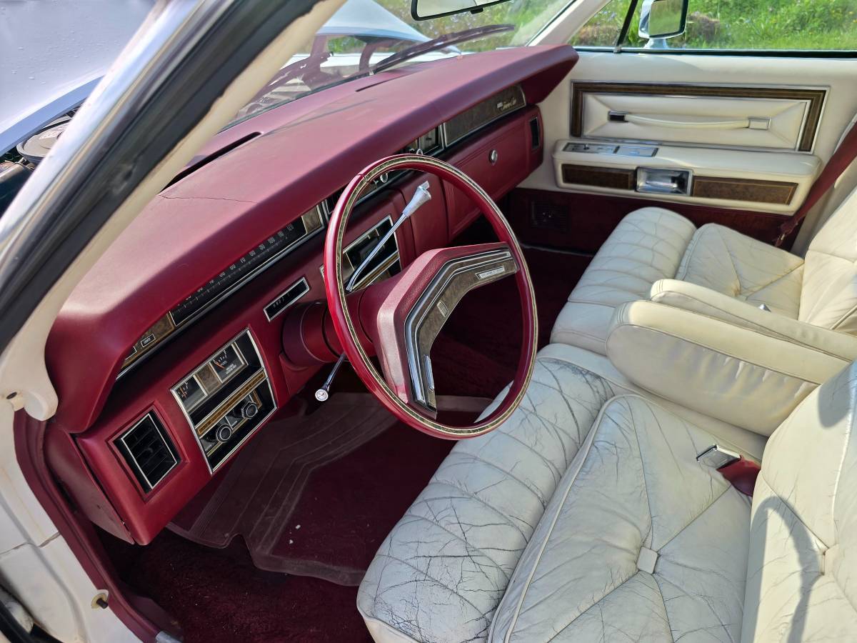 Lincoln-towncar-1976-20