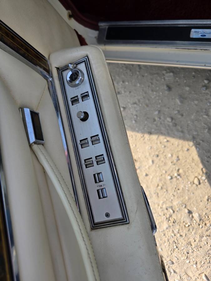 Lincoln-towncar-1976-21