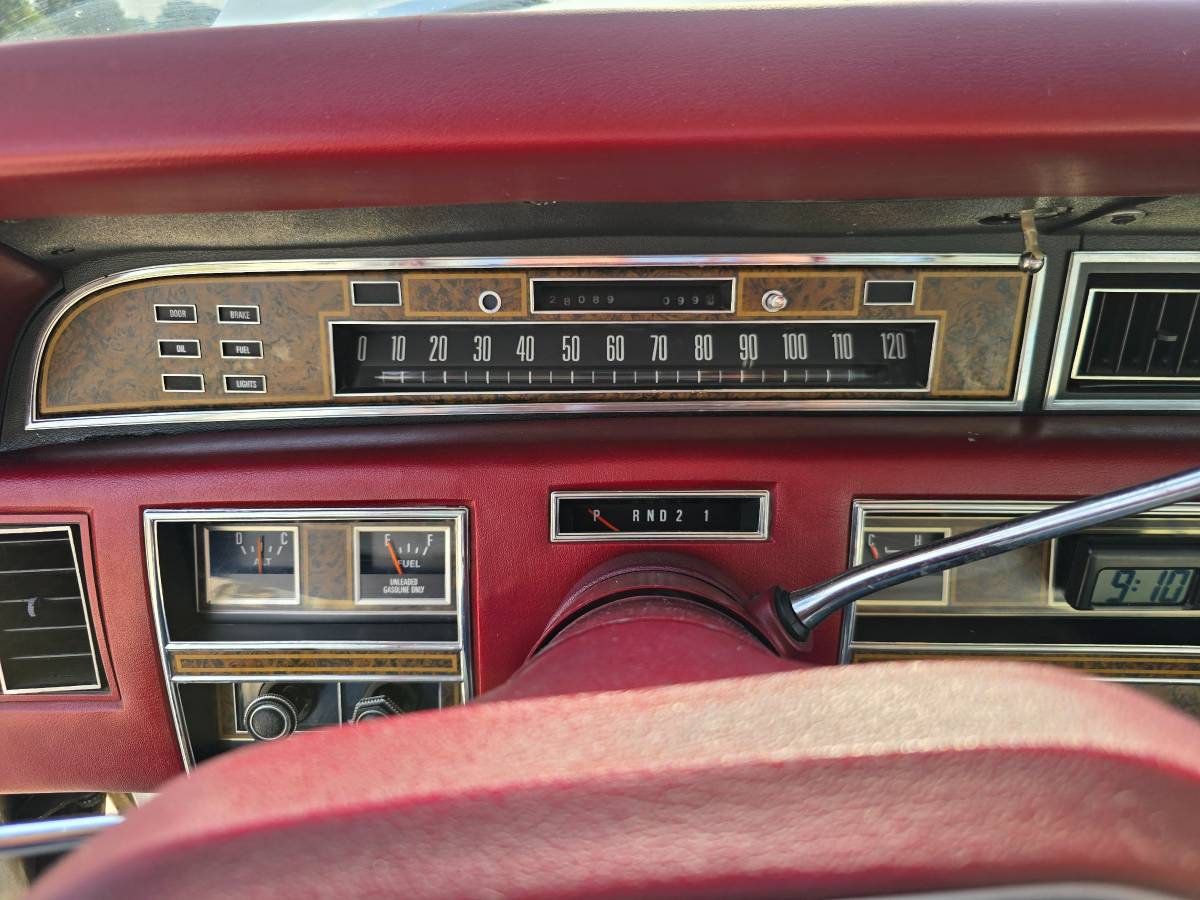 Lincoln-towncar-1976-22
