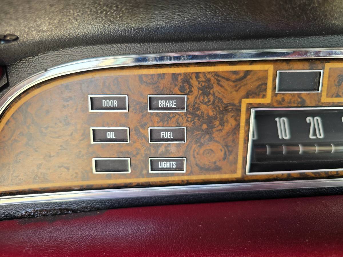 Lincoln-towncar-1976-8