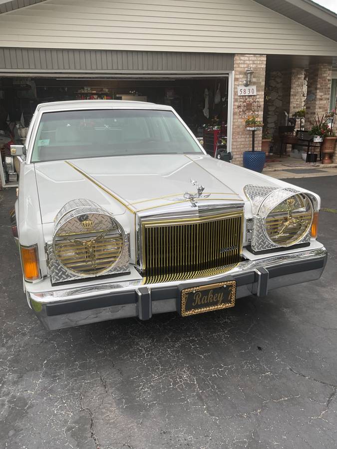 Lincoln-towncar-1989-white-10