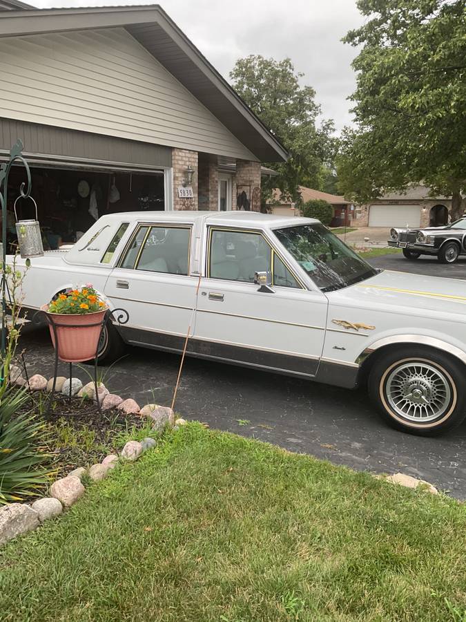 Lincoln-towncar-1989-white-11