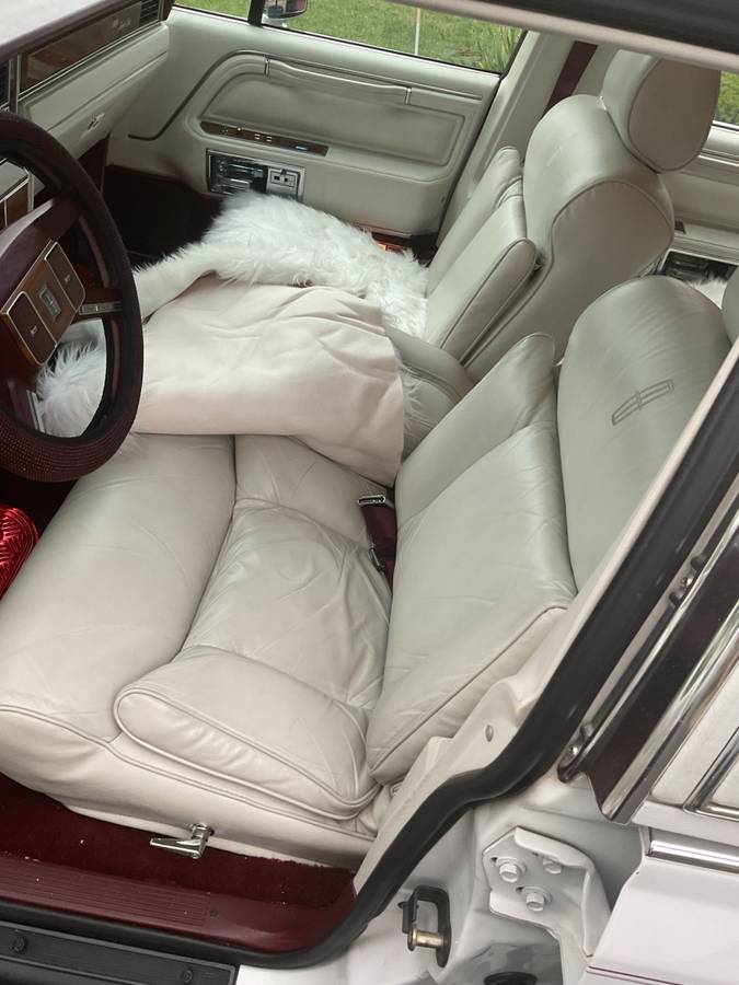 Lincoln-towncar-1989-white-13