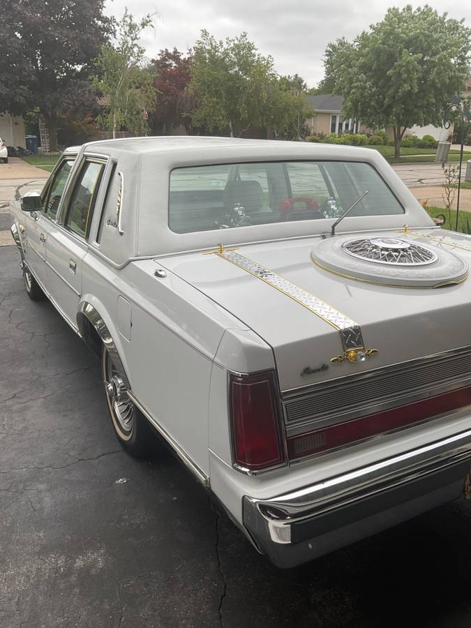 Lincoln-towncar-1989-white-15