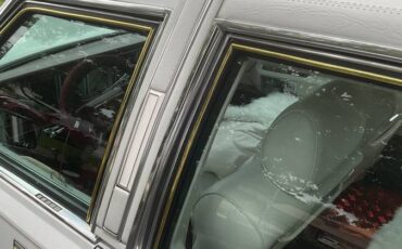 Lincoln-towncar-1989-white-18