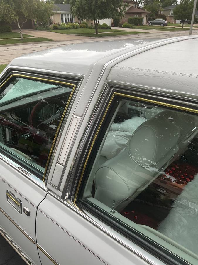 Lincoln-towncar-1989-white-18