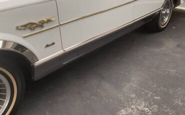 Lincoln-towncar-1989-white-19