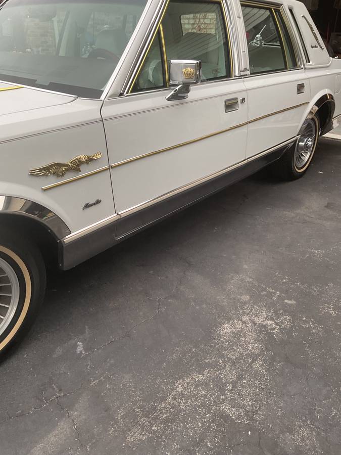 Lincoln-towncar-1989-white-19