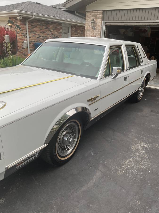 Lincoln-towncar-1989-white-8
