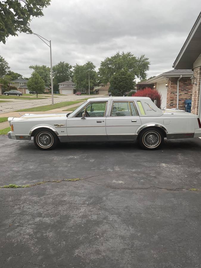Lincoln-towncar-1989-white-9