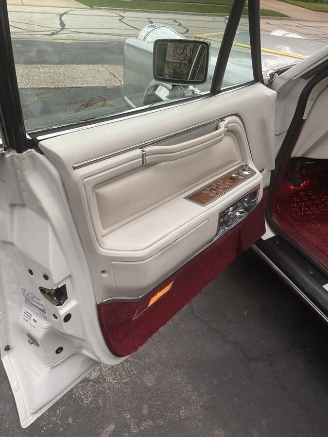 Lincoln-towncar-1989-white