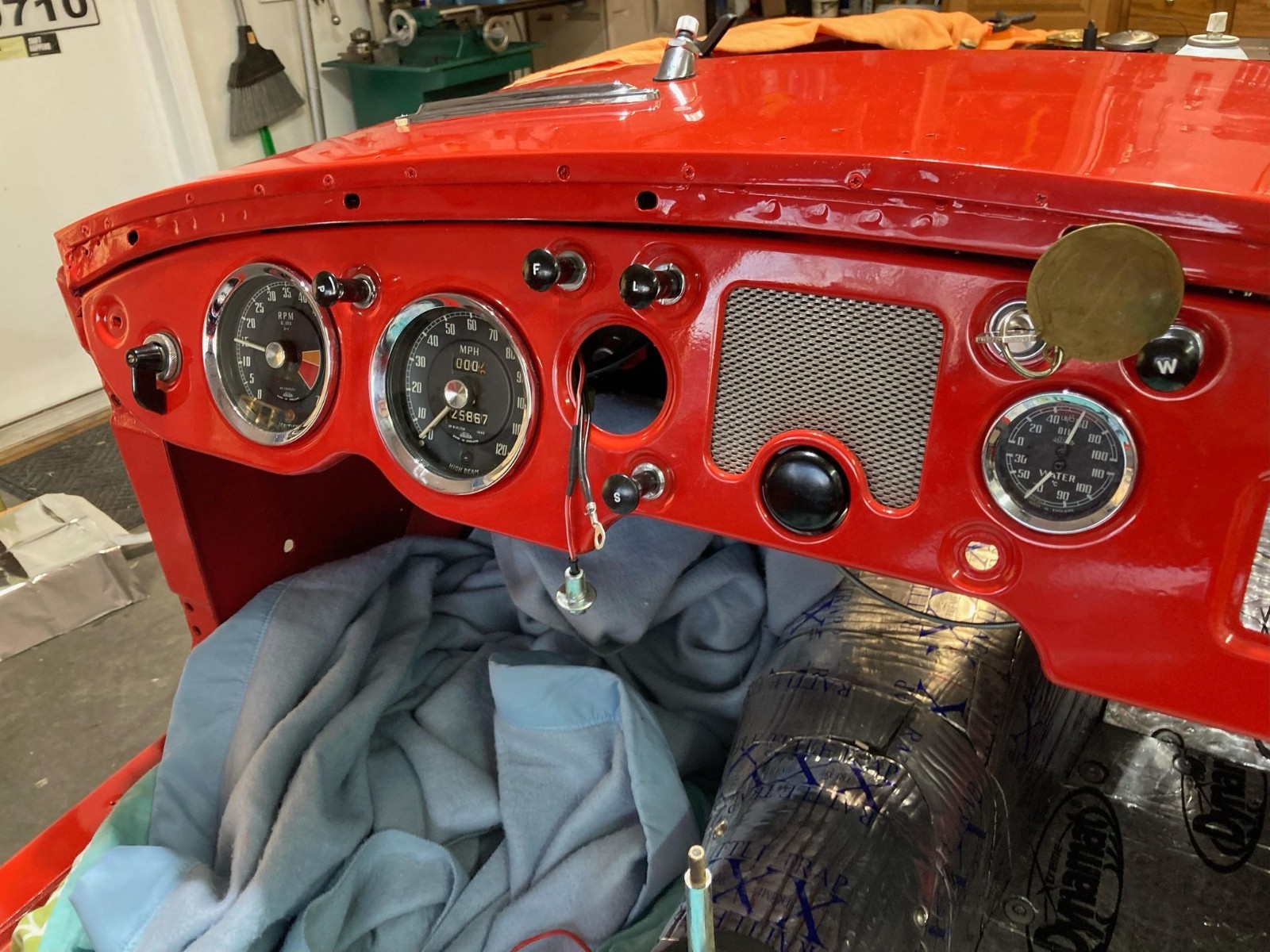 MG-MGA-1957-Convertible-9