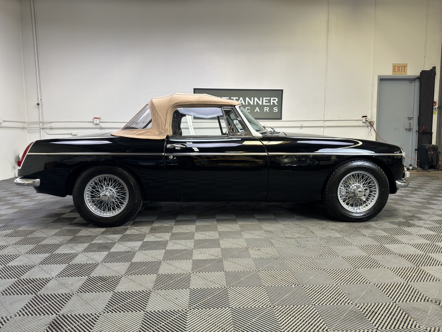MG-MGB-1965-Convertible-2