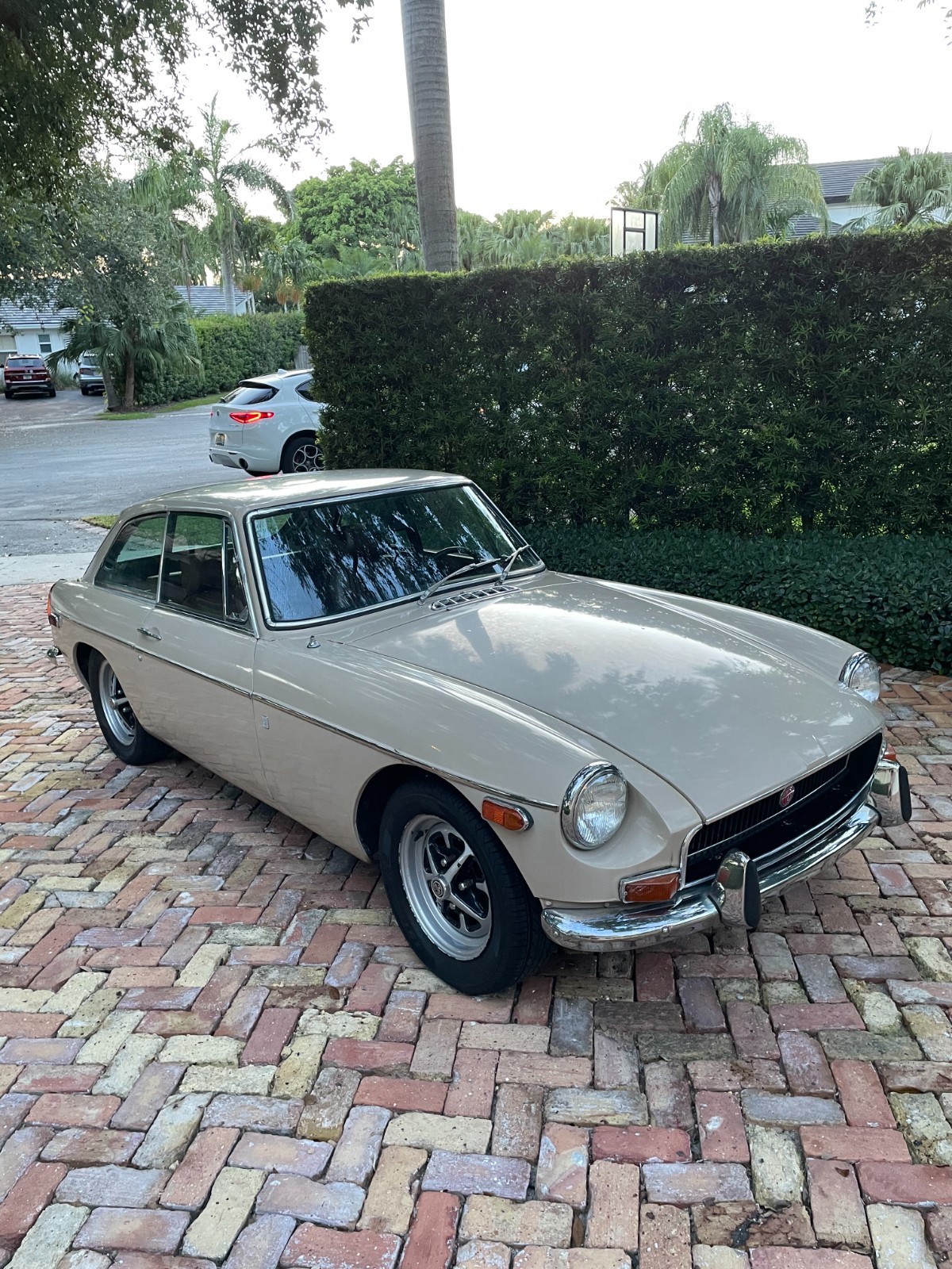 MG-MGB-1971-Coupe-1