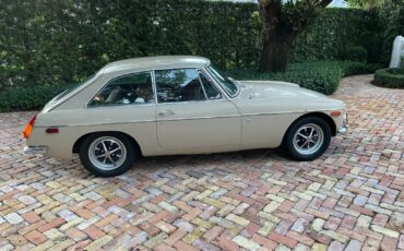 MG-MGB-1971-Coupe-2