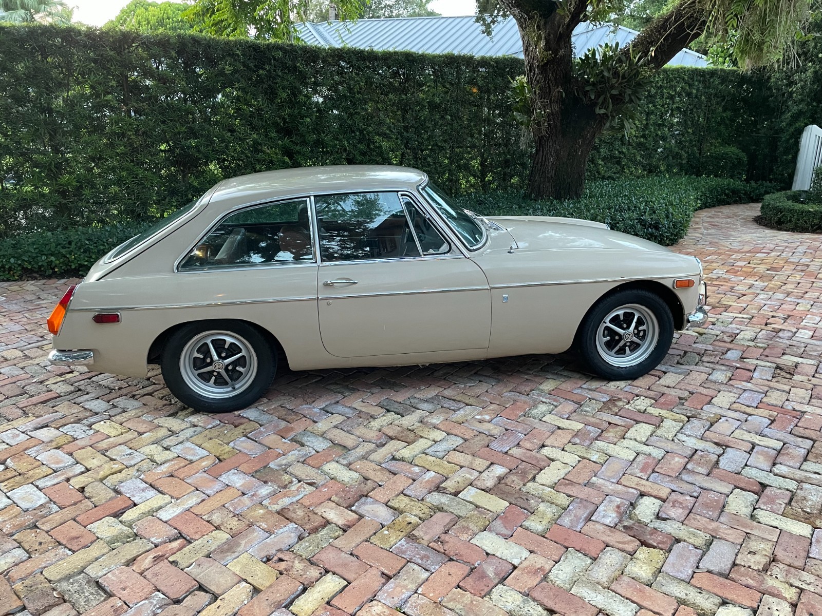 MG-MGB-1971-Coupe-2