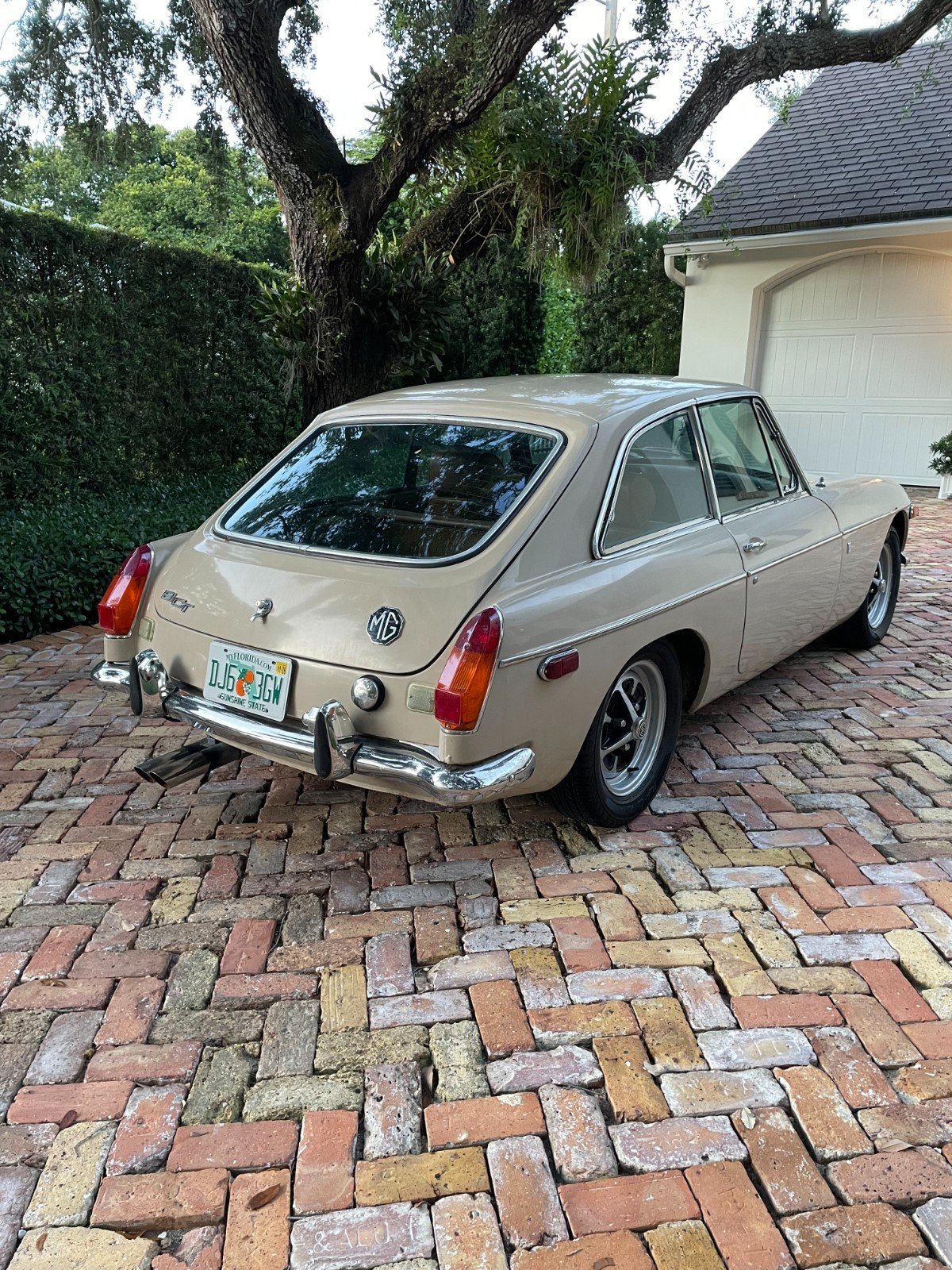 MG-MGB-1971-Coupe-4