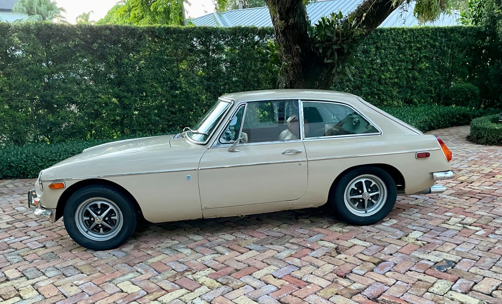 MG-MGB-1971-Coupe-5