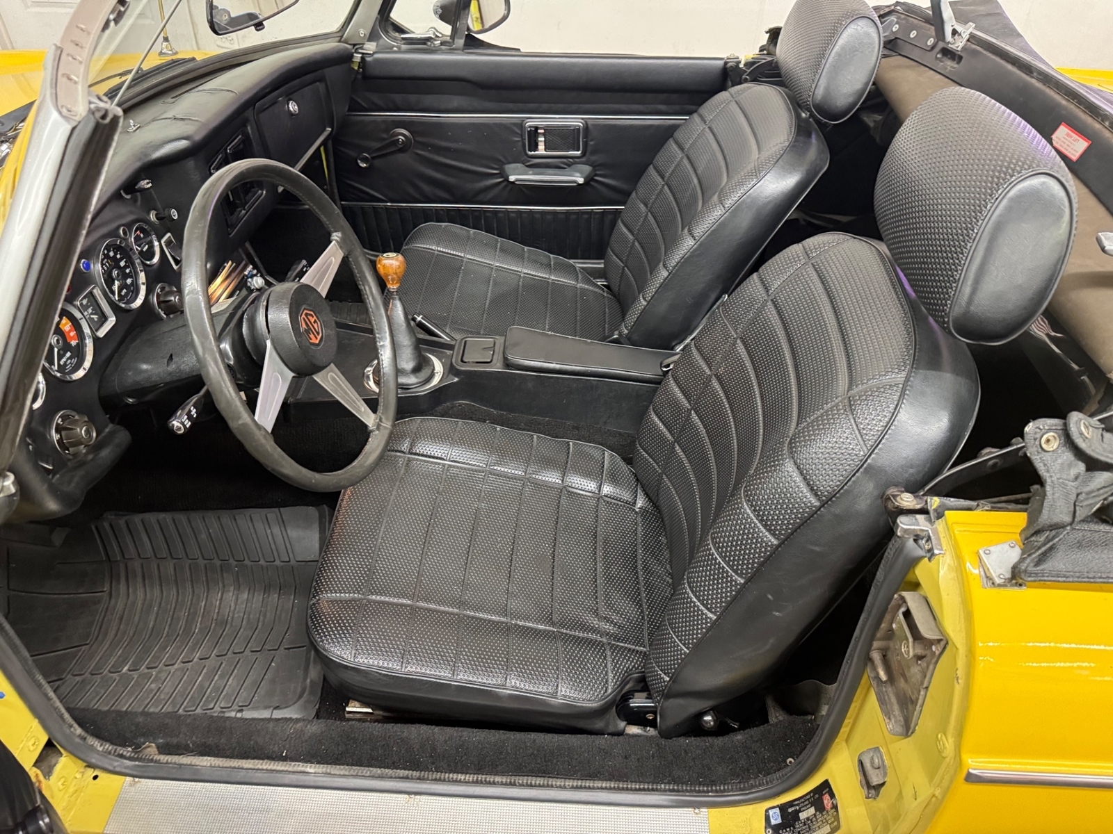 MG-MGB-1974-2-door-convo-32