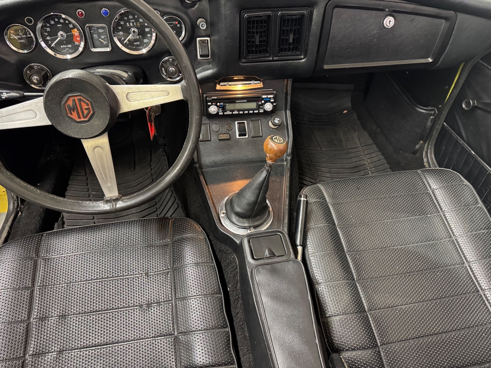 MG-MGB-1974-2-door-convo-35