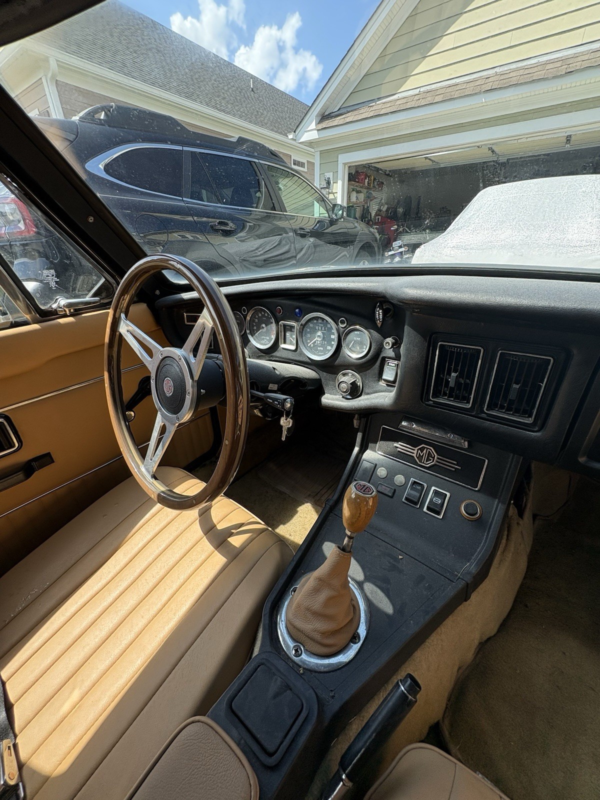 MG-MGB-1974-Coupe-10