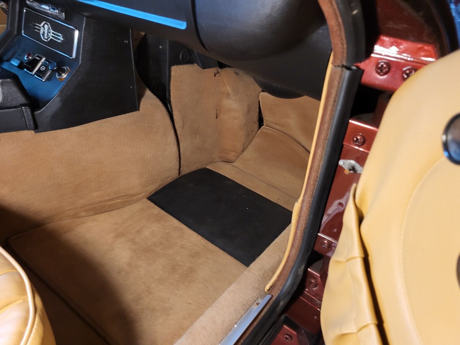 MG-MGB-1974-Coupe-11