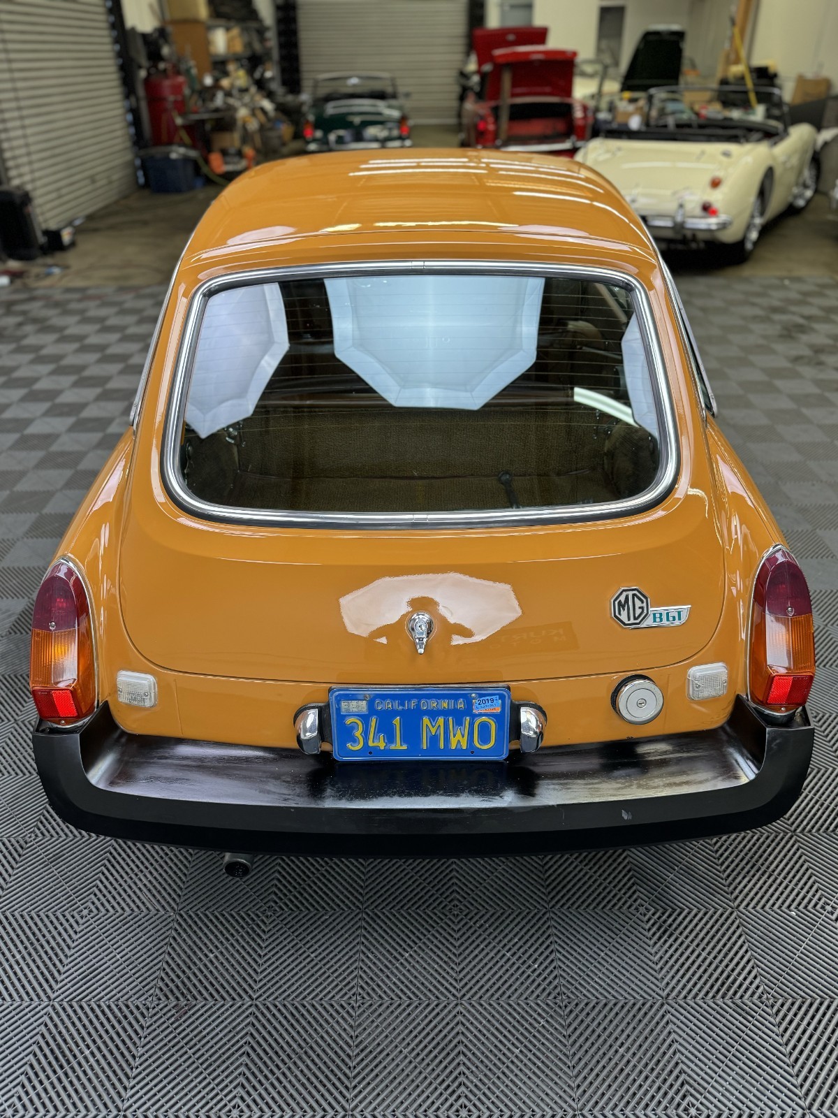 MG-MGB-1974-Coupe-11