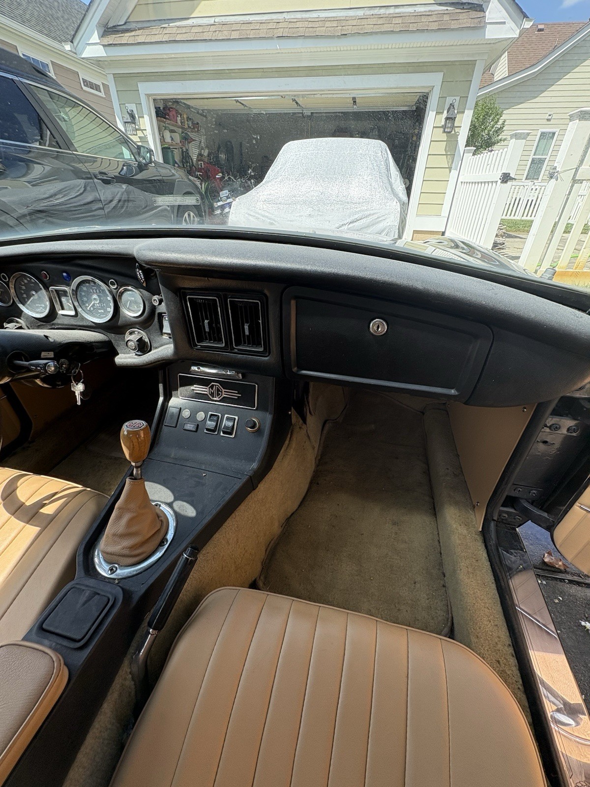 MG-MGB-1974-Coupe-11