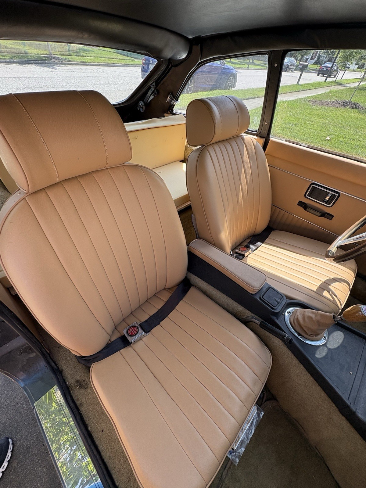 MG-MGB-1974-Coupe-12