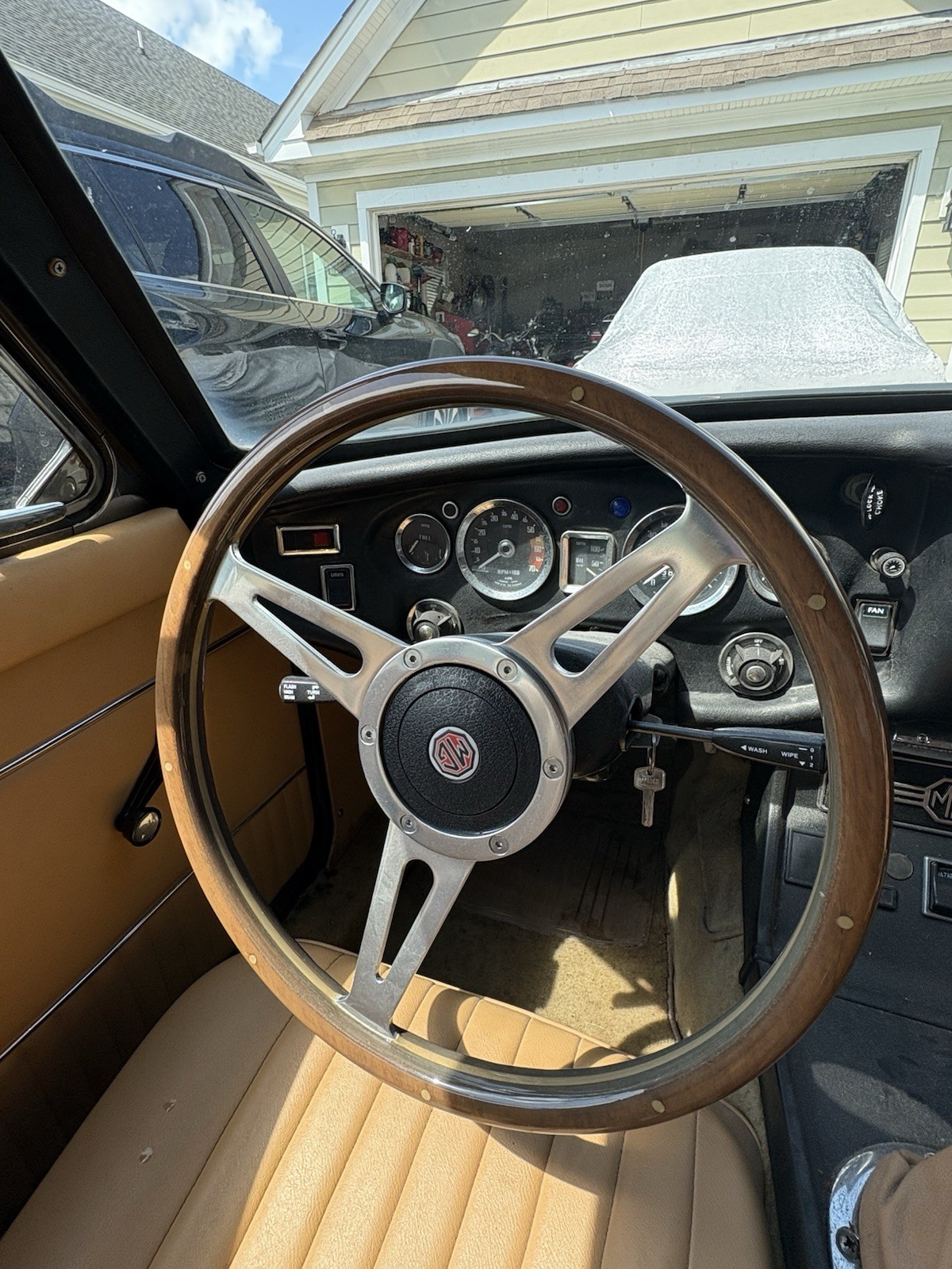 MG-MGB-1974-Coupe-13