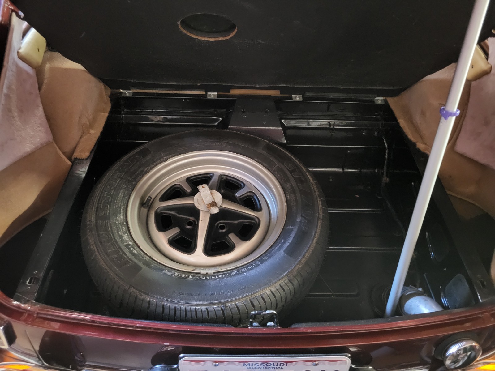 MG-MGB-1974-Coupe-15