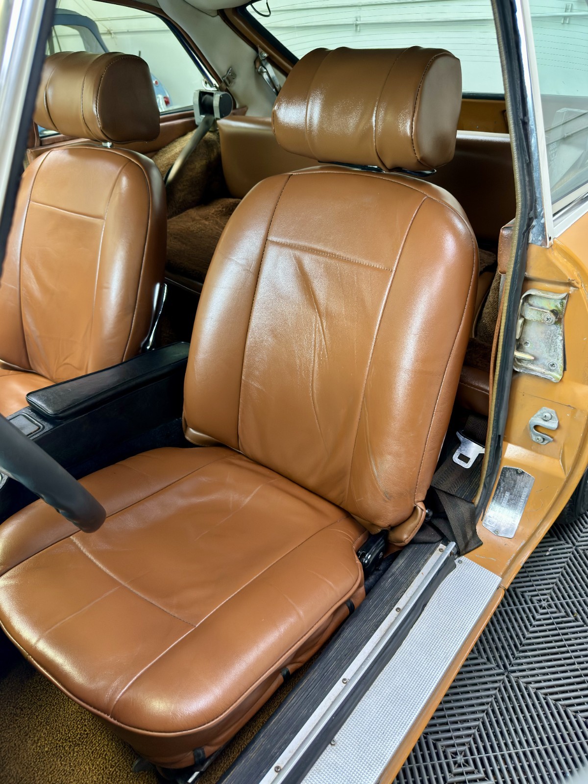 MG-MGB-1974-Coupe-19
