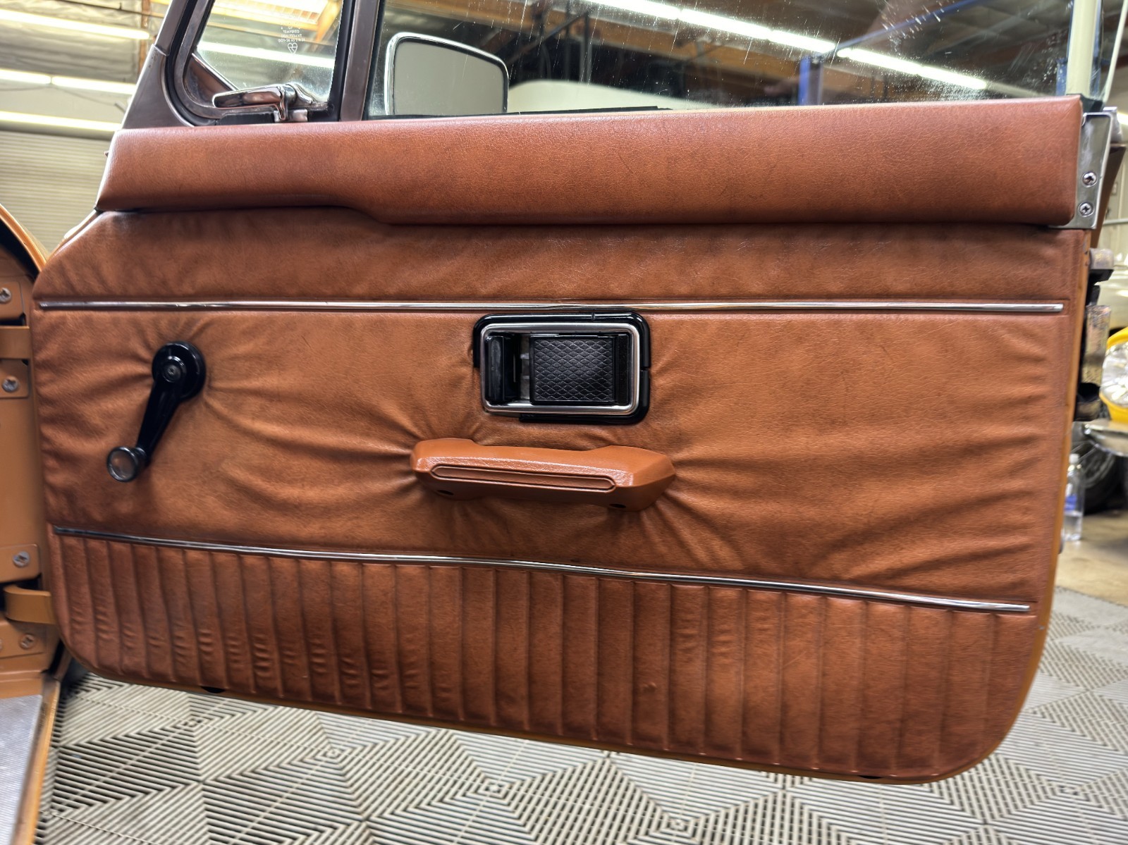 MG-MGB-1974-Coupe-22