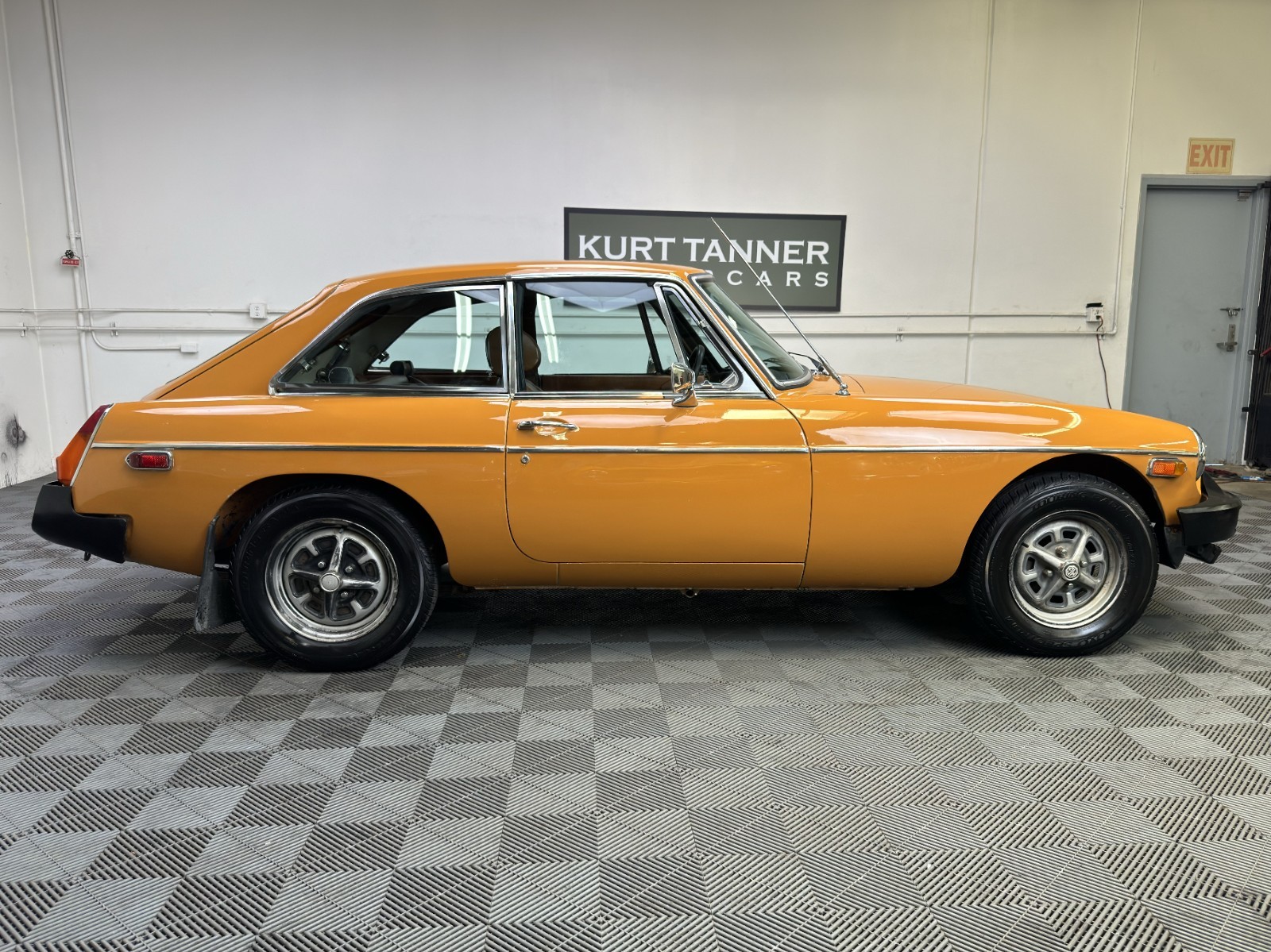 MG-MGB-1974-Coupe-5