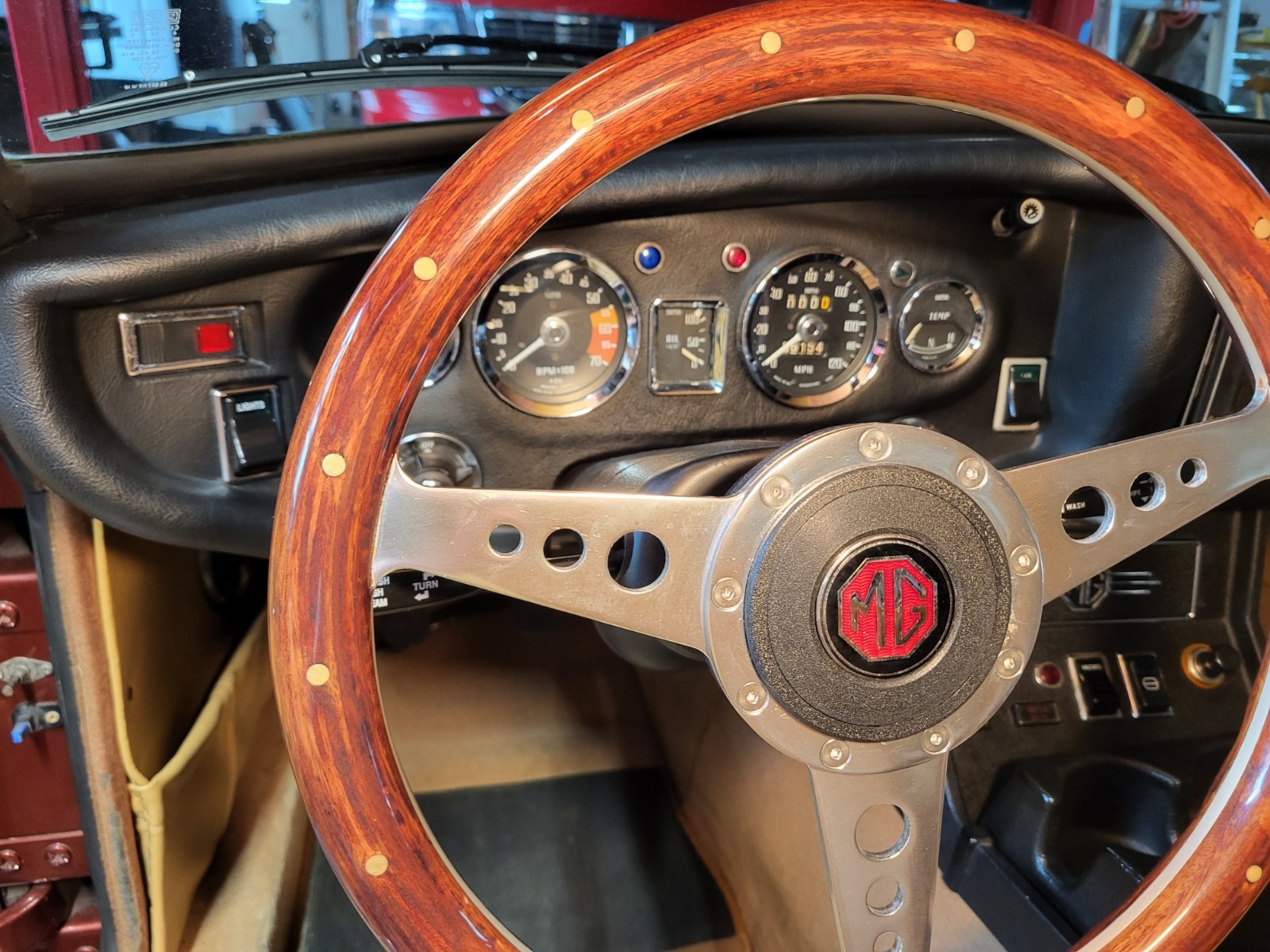 MG-MGB-1974-Coupe-6