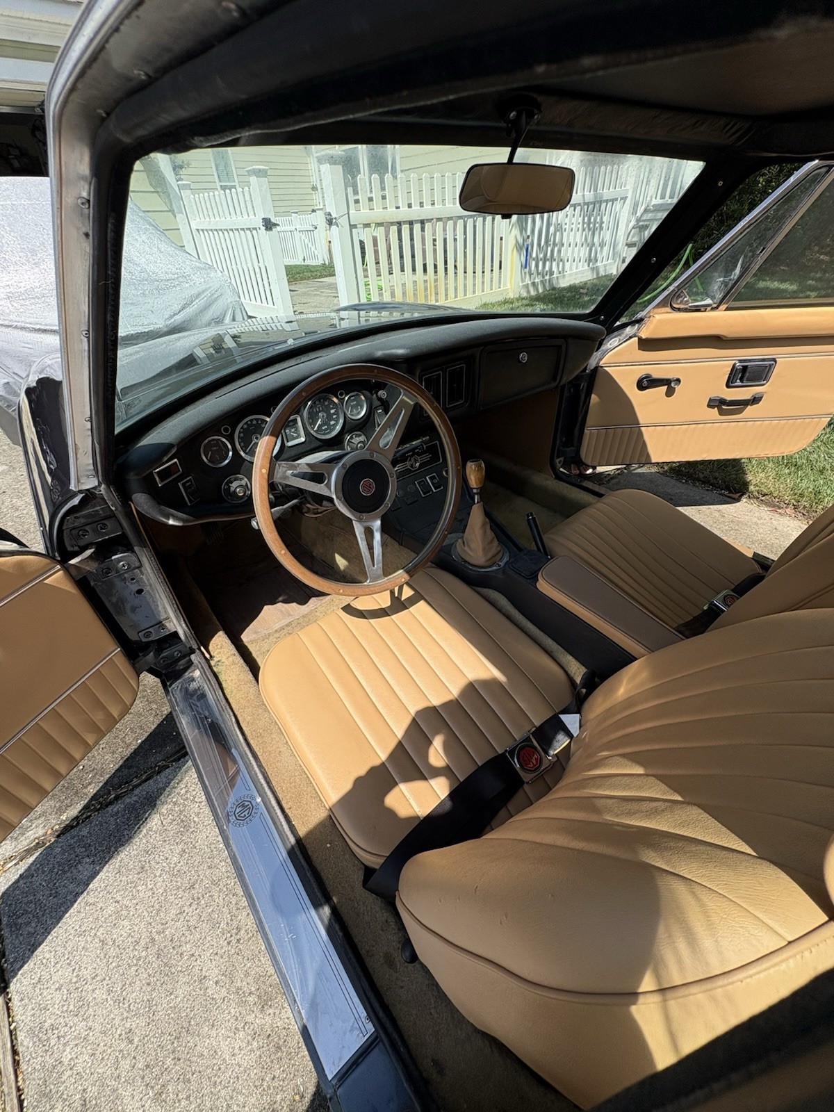 MG-MGB-1974-Coupe-6