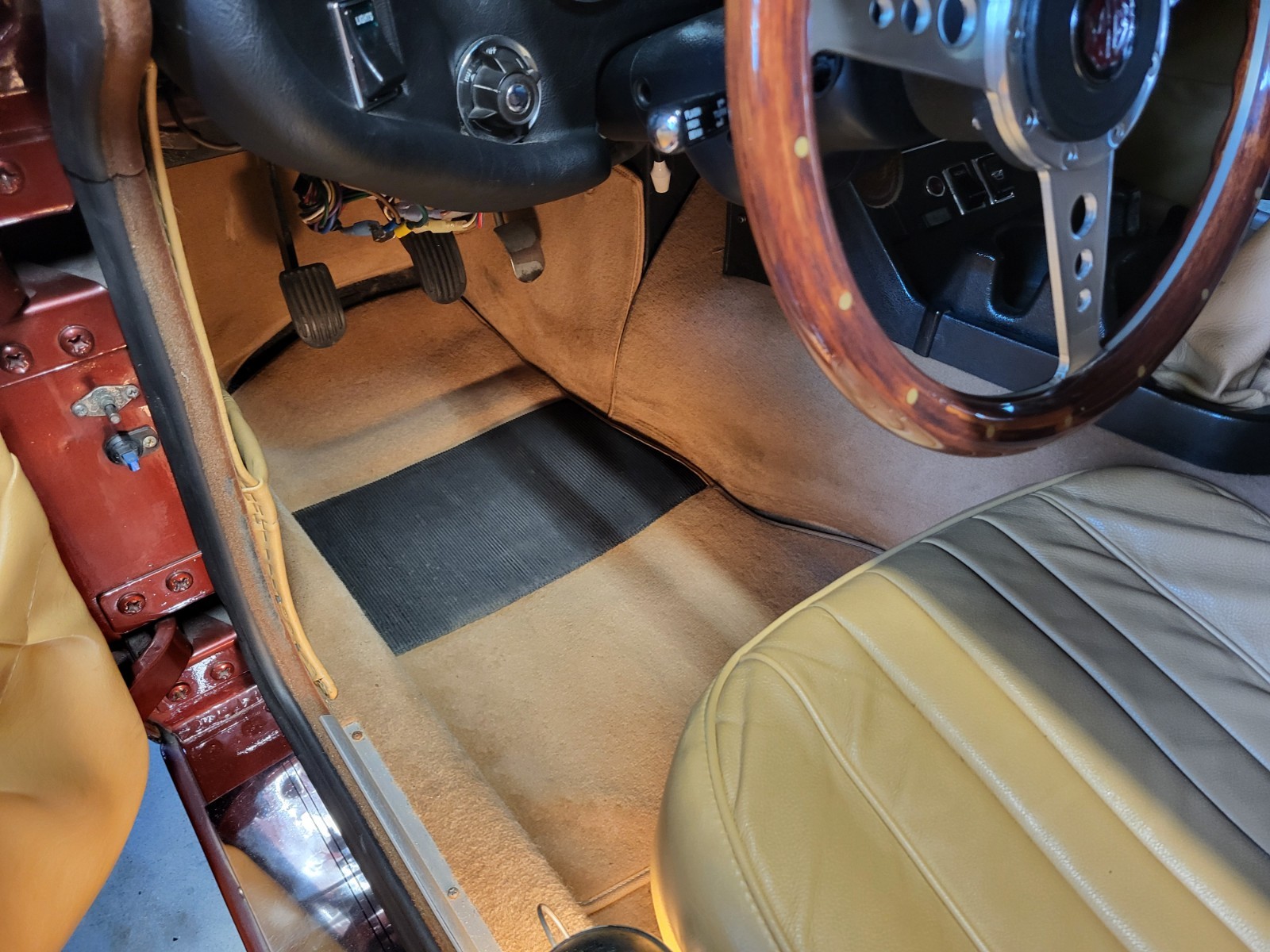 MG-MGB-1974-Coupe-7