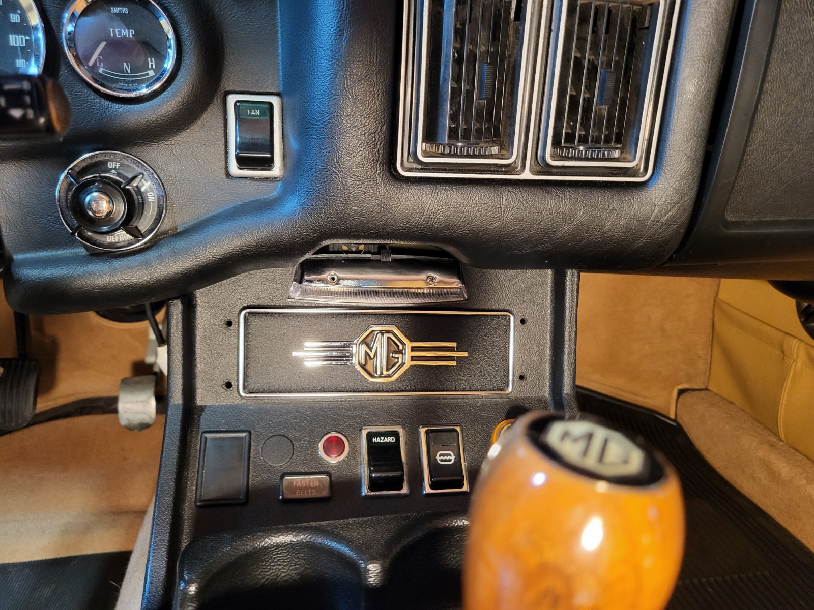 MG-MGB-1974-Coupe-8