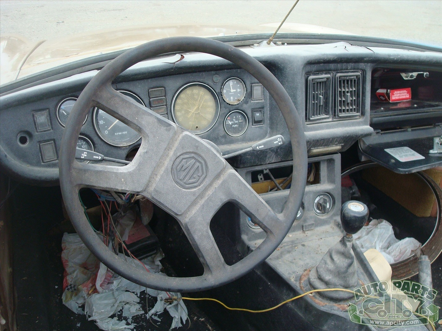 MG-MGB-1977-Convertible-15