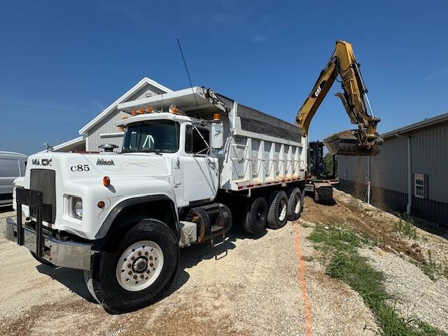 Mac-dump-truck-diesel-1981-1