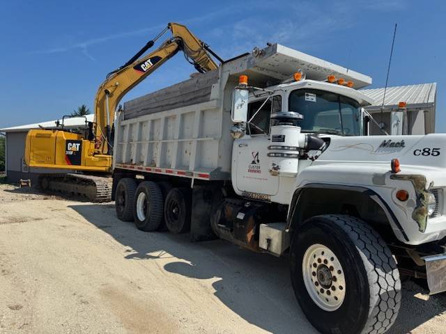 Mac-dump-truck-diesel-1981