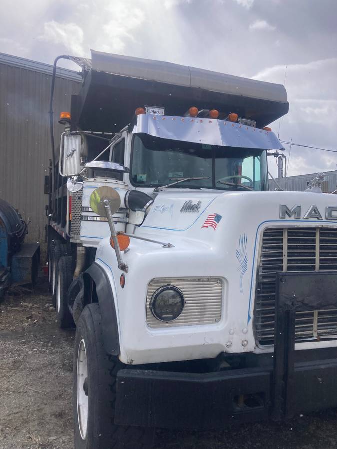 Mack-686-diesel-1989-white
