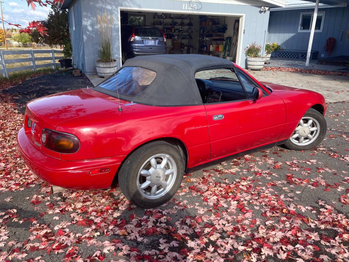Mazada-1990-red-1